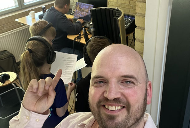 Dueholm i studiet, foto Henrik Winthereik