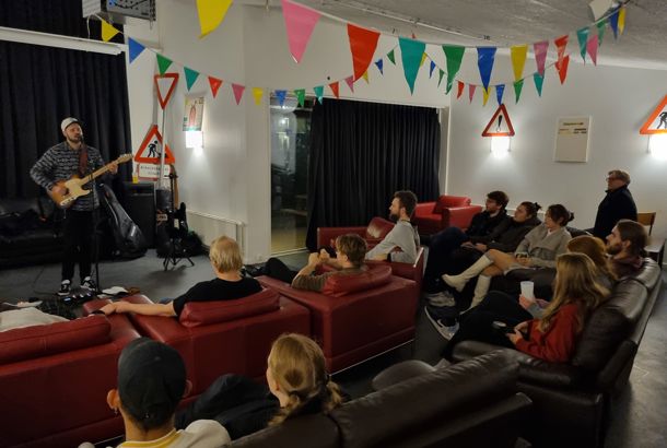 Intimkoncert for studerende på nordjyske kollegier